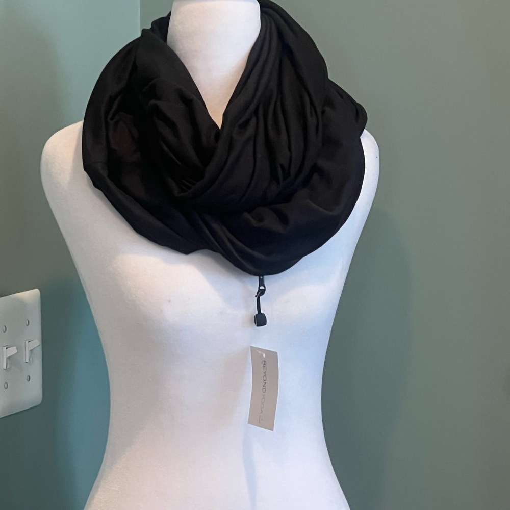 NWT Beyond Yoga Women’s Hidden Pocket Infinity Scarf